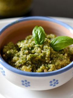 Bazsalikomos pesto recept fotója
