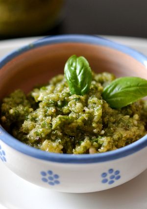 Bazsalikomos pesto recept fotója