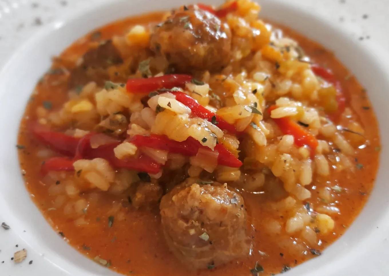 Arroz caldoso de albóndigas de butifarra y pimientos de piquillo