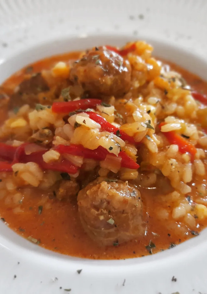 Una foto de Arroz caldoso de albóndigas de butifarra y pimientos de piquillo