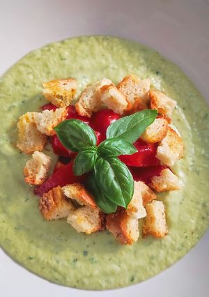Foto di Cremosa fredda di cetriolo e avocado con pomodorini confit