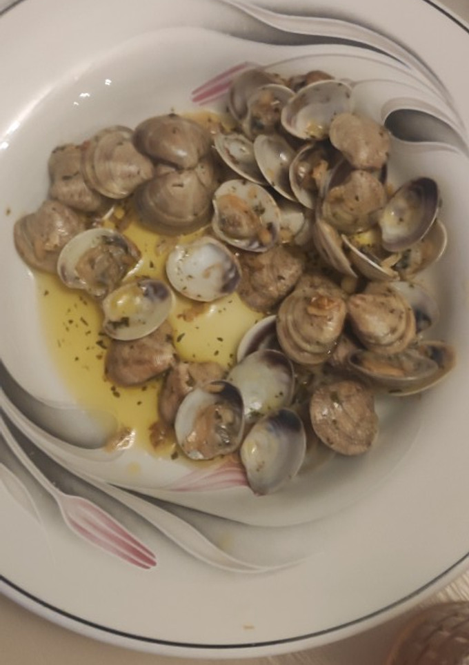 Una foto de Almejas al ajillo