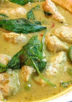 A picture of Green Curry with Fish Balls.