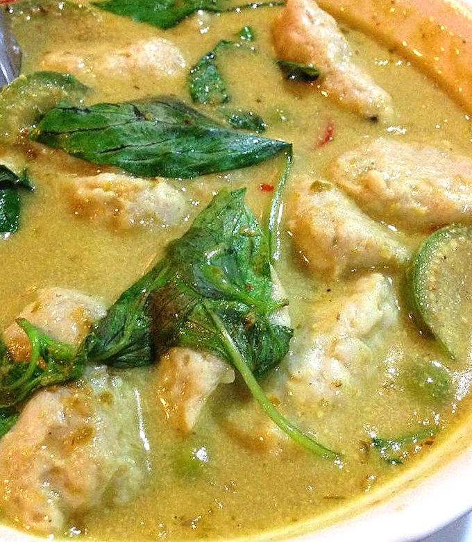 A picture of Green Curry with Fish Balls.