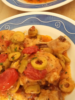 Una foto de Muslos de pollo a la mediterránea
