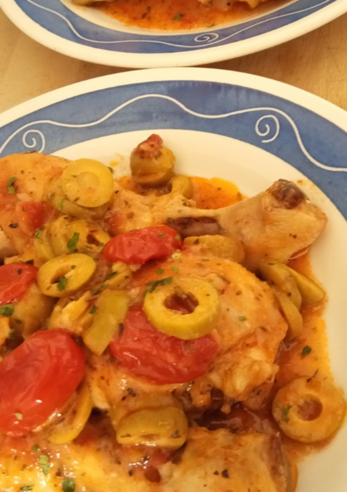 Una foto de Muslos de pollo a la mediterránea