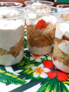 Una foto de Postres en vasitos de frutilla