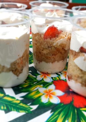 Una foto de Postres en vasitos de frutilla