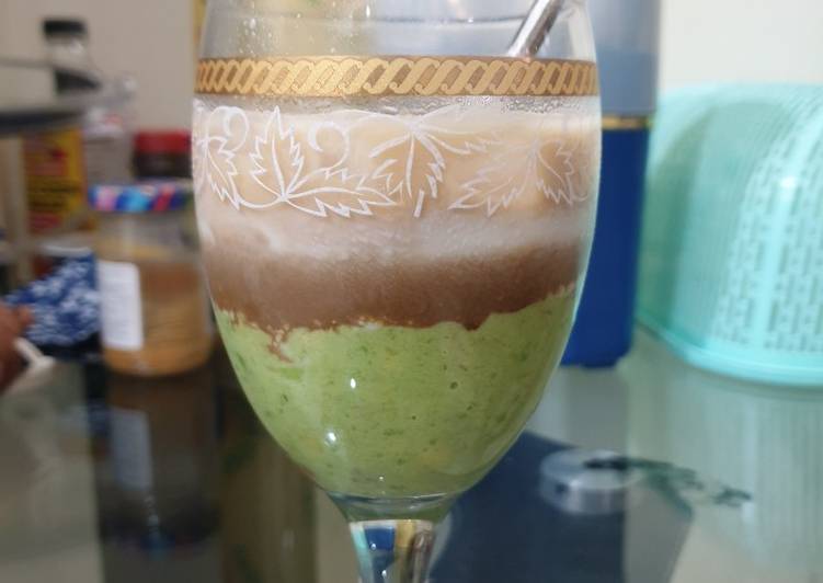 Avocadoffie (kopi susu + alpukat)