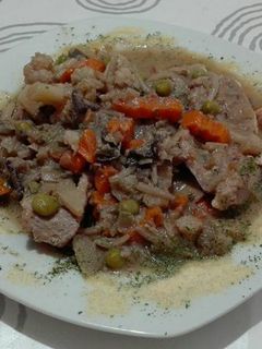 Una foto de Lomo de cerdo, con verduras asiáticas
