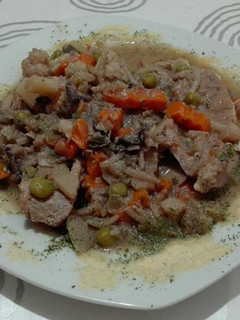 Una foto de Lomo de cerdo, con verduras asiáticas