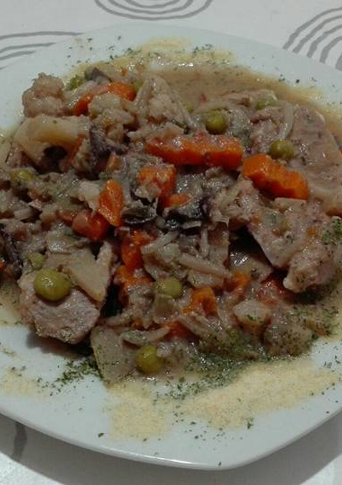 Una foto de Lomo de cerdo, con verduras asiáticas