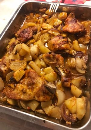 Tepsis sült csirke krumplival, hagymával recept fotója