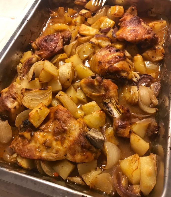Tepsis sült csirke krumplival, hagymával recept fotója