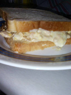 Una foto de Bocadillo de huevo y atún