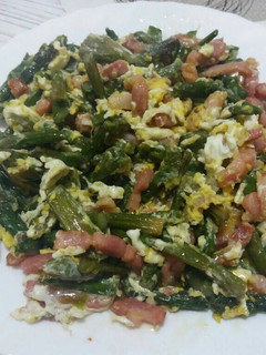 Una foto de Revuelto de espárragos con bacon