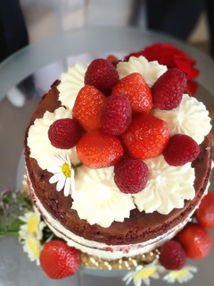 Una foto de Red Velvet Naked cake de coco