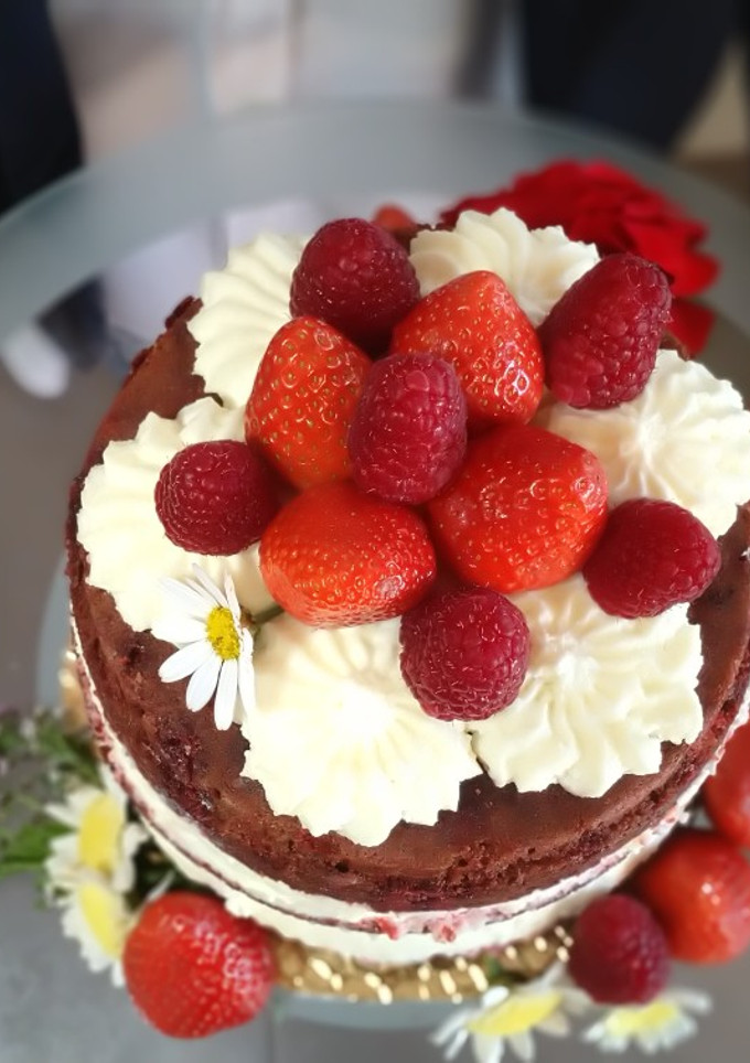 Una foto de Red Velvet Naked cake de coco