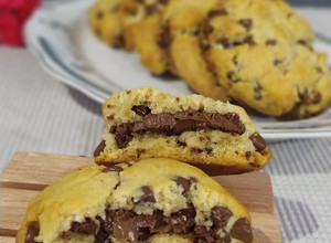 Una foto de Cookies de mantequilla de maní rellenas de Nutella 🍪