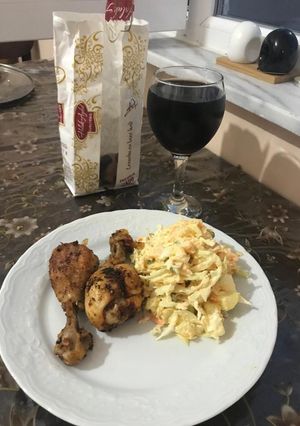 A picture of Cole slaw and friend chicken.