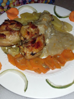 Una foto de MUSLOS de pollo relleno con ajo jengibre albahaca y sal de cajón, con una crema de papa y 🧅 🥕
