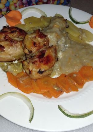 Una foto de MUSLOS de pollo relleno con ajo jengibre albahaca y sal de cajón, con una crema de papa y 🧅 🥕