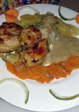 Una foto de MUSLOS de pollo relleno con ajo jengibre albahaca y sal de cajón, con una crema de papa y 🧅 🥕