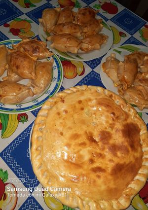 Una foto de Empanadas y tarta de pollo😍😁