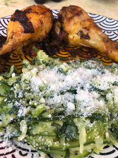 Una foto de Muslos de pollo con espaguetis de calabacín