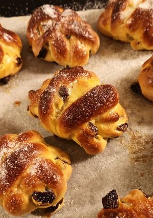 A picture of Red bean paste Saffran raisin buns.