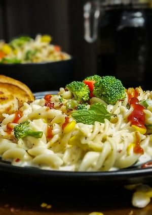વ્હાઈટ સૉસ પાસ્તા (white sauce pasta recipe in Gujarati) રેસીપી મુખ્ય ફોટો