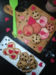 કૂકીઝ (Vanilla heart cookies & Nutella Choco chips cookies recipe in Gujarati) રેસીપી મુખ્ય ફોટો