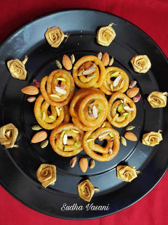 ઈન્સ્ટન્ટ જલેબી (Instant Jalebi Recipe In Gujarati) રેસીપી મુખ્ય ફોટો