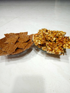 શીંગ અને તલની ચીકી (Shing Til Chikki Recipe In Gujarati) રેસીપી મુખ્ય ફોટો
