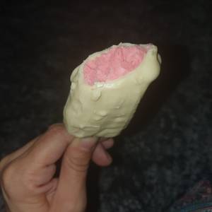 Palito bombón helado de frutilla y chocolate blanco