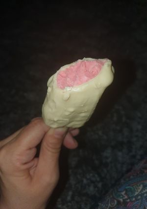 Una foto de Palito bombón helado de frutilla y chocolate blanco
