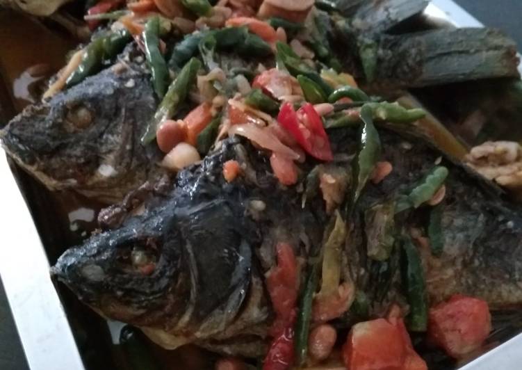 Ikan mas bumbu taoco