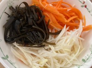 Foto resep Tricolor japanese salad: Salad wortel, kol, kombu, cocok buat summer di UK