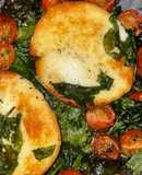 Queso asado con espinacas y cherris