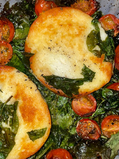 Una foto de Queso asado con espinacas y cherris
