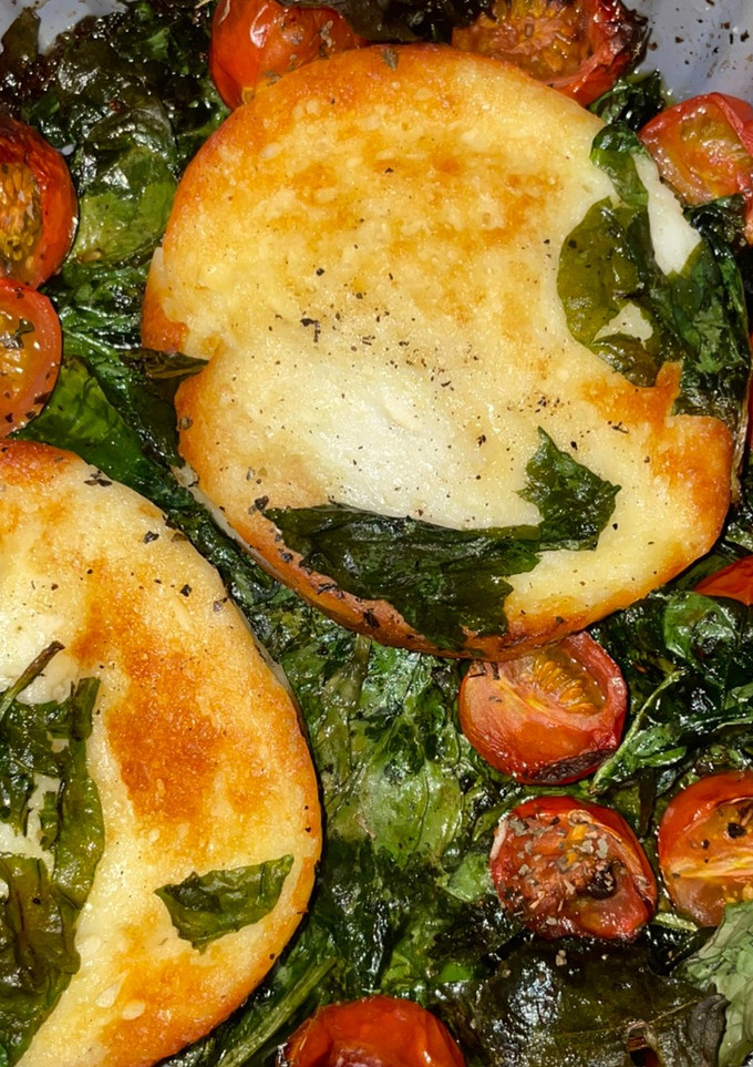 Una foto de Queso asado con espinacas y cherris