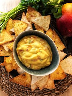 Una foto de Nachos caseros con salsa cremosa de mango