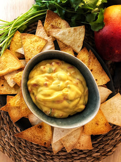 Una foto de Nachos caseros con salsa cremosa de mango