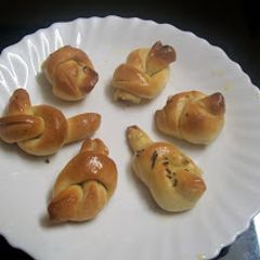 A picture of Garlic Basil Knots.