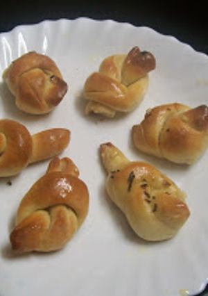 A picture of Garlic Basil Knots.