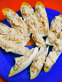 Una foto de Endivias Rellenas con Salsa de Yogur, Mostaza y Pepinillos