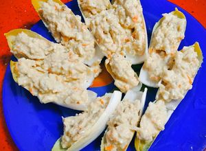 Foto principal de Endivias Rellenas con Salsa de Yogur, Mostaza y Pepinillos