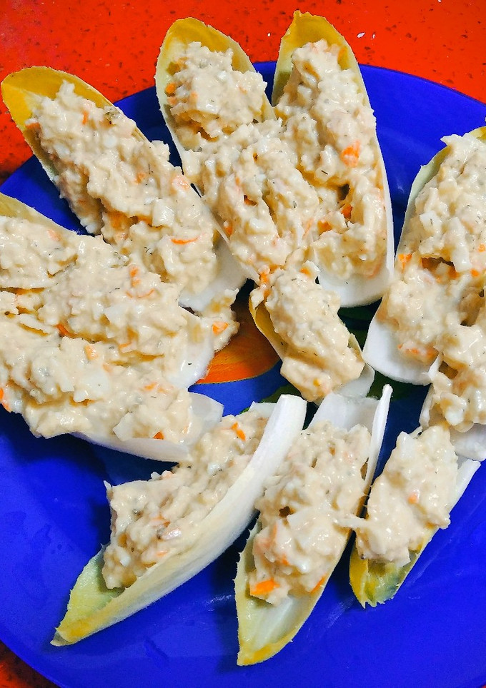 Una foto de Endivias Rellenas con Salsa de Yogur, Mostaza y Pepinillos