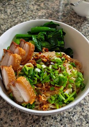 รูปของ ราเมงแห้ง หมูกรอบ