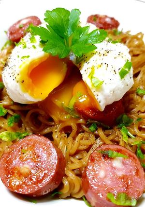 O poză a rețetei Noodles de pui cu ou poșat și cârnați prăjiți- ChickenNoddles.